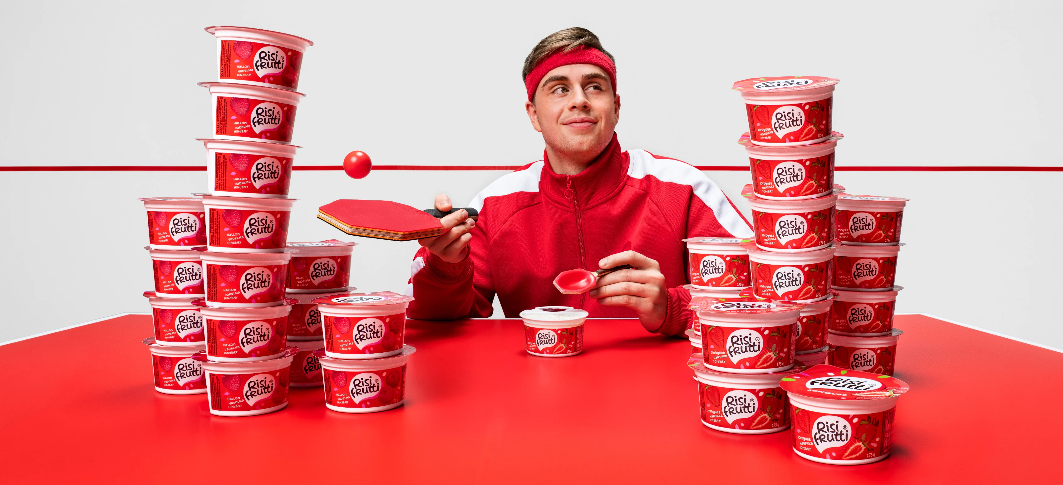 Truls Möregårdh vid ett pingisbord omgivet av Risifrutti-produkter.